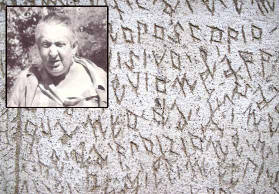 Oreste Nannetti e uno dei suoi graffiti