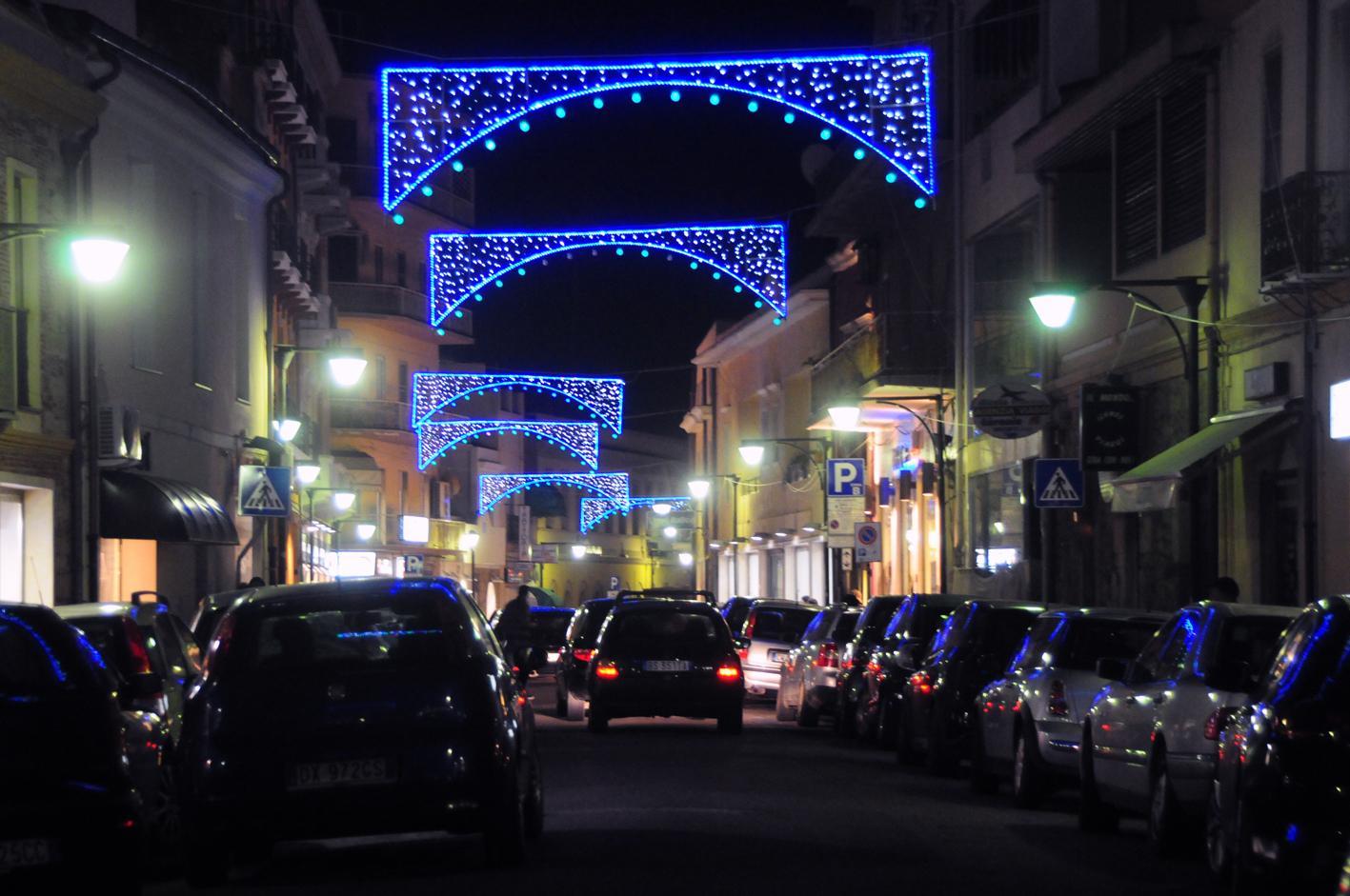 In via Dritta non ci saranno le tradizionali luminarie natalizie (foto Pinna)