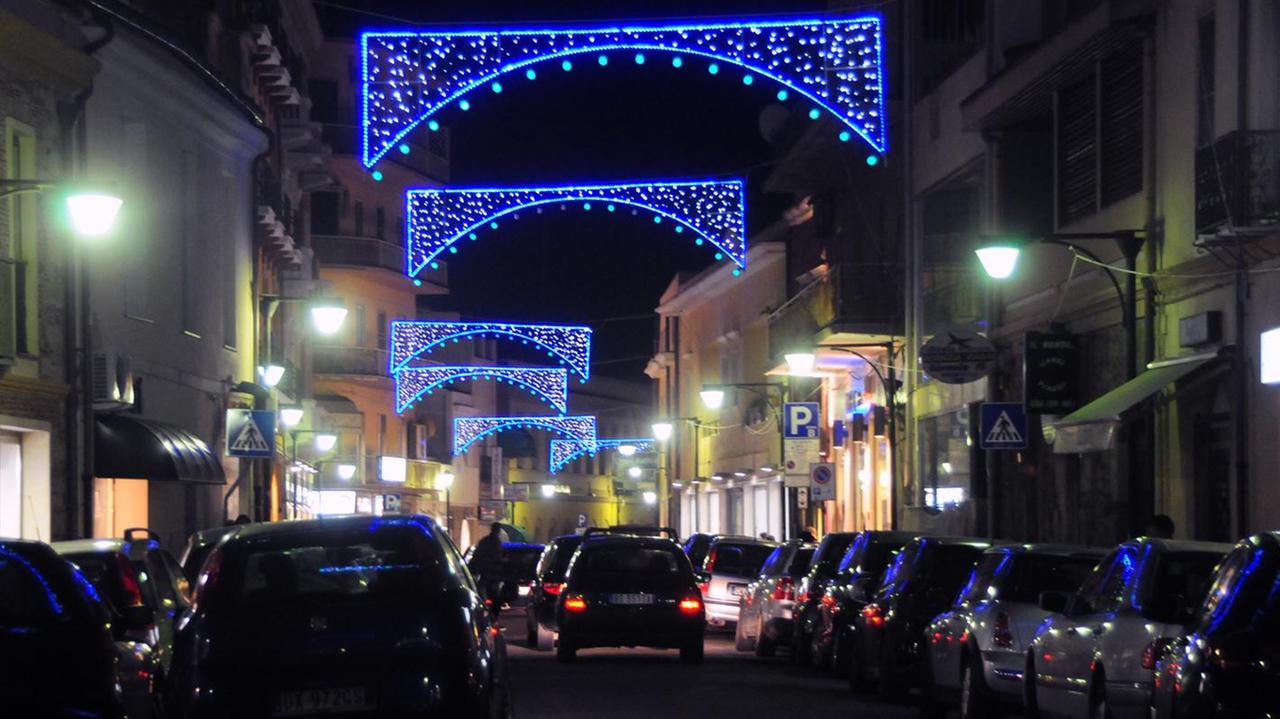 In via Dritta non ci saranno le tradizionali luminarie natalizie (foto Pinna)