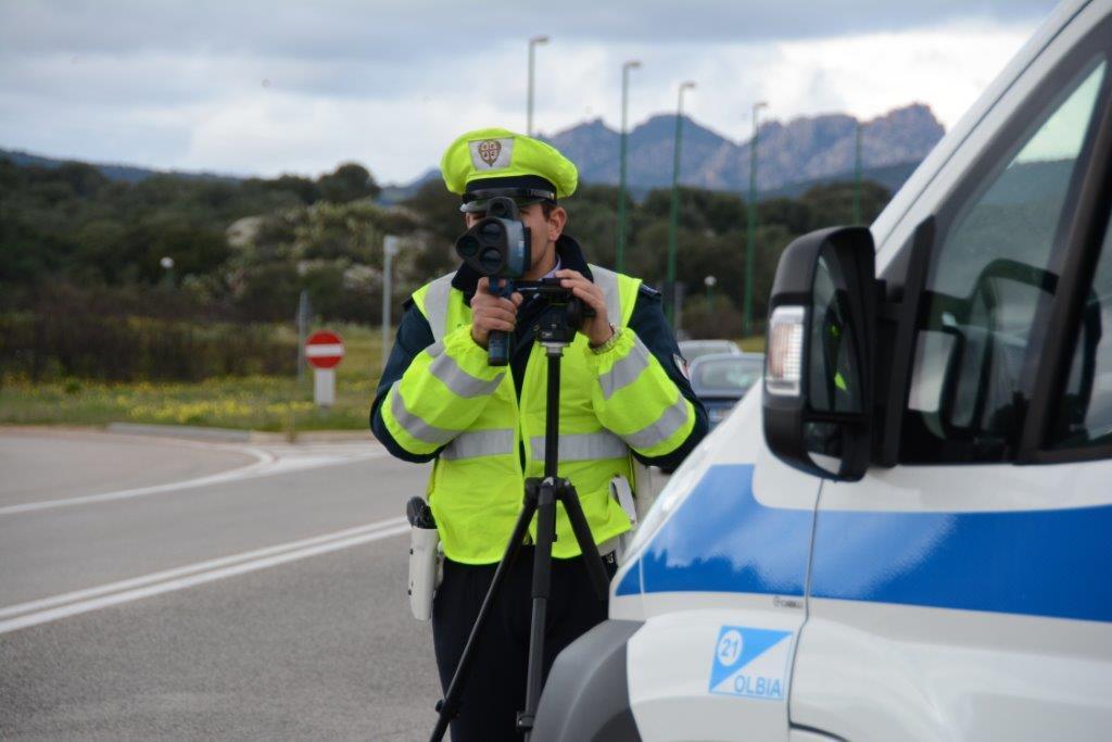 La polizia locale impegnata nei controlli stradali col telelaser per limitare il rischio di incidenti