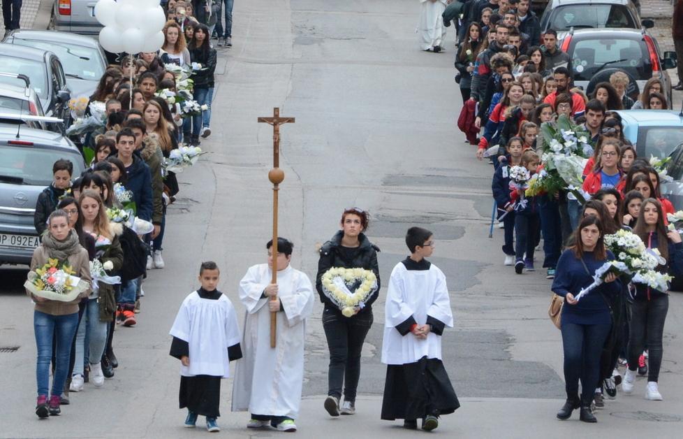In migliaia per l’addio a Carmen e Andrea 