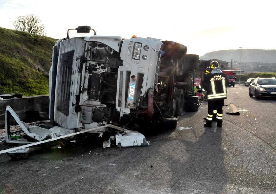 Camion ribaltato sulla Nuoro-Ottana