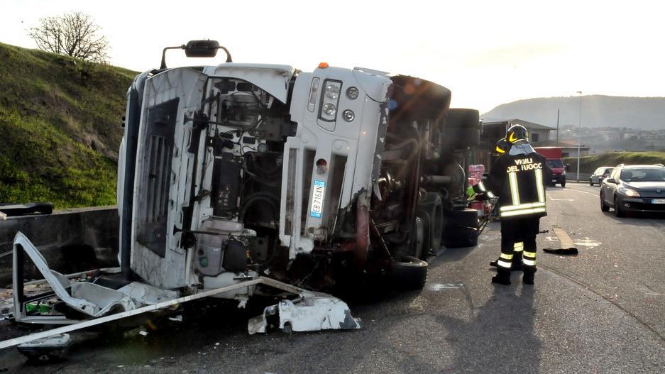 Camion ribaltato sulla Nuoro-Ottana