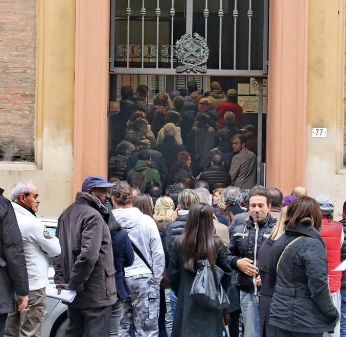 File lunghe, caos e disagi all’ingresso