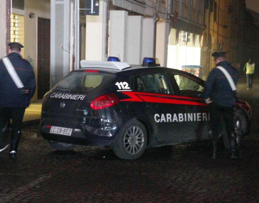 Si aggira tra case e auto con una cesoia 