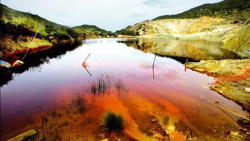 Un bacino di sversamento nell'ex miniera di Furtei