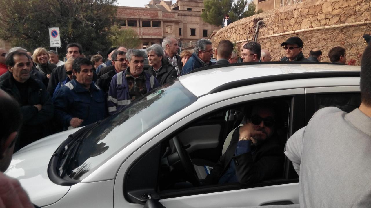 I lavoratori Igea bloccano l'auto del dirigente regionale