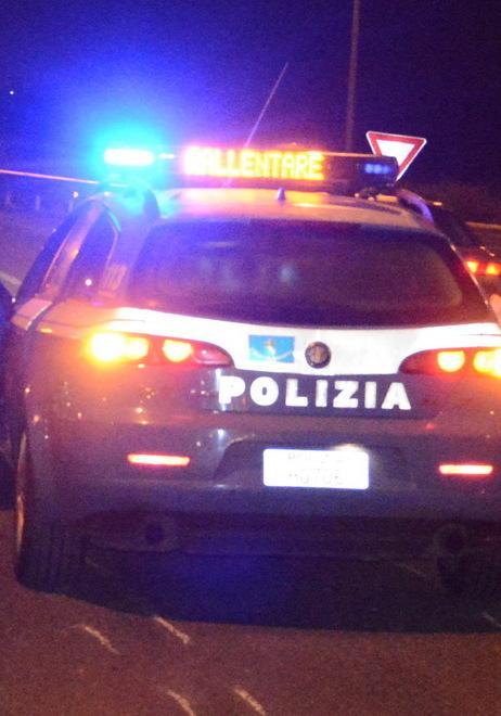 Aggredisce i poliziotti: arrestato 