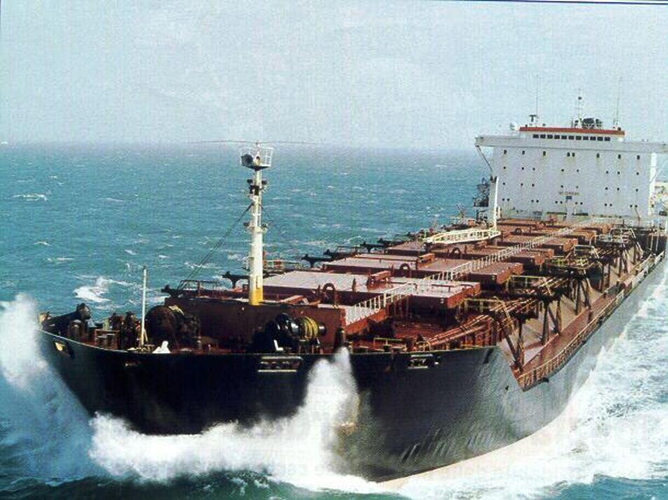 La nave cisterna in transito nelle Bocche di Bonifacio 