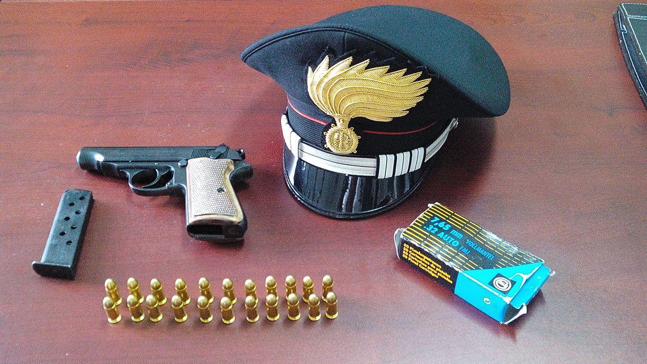 La pistola, il caricatore e i proiettili sequestrati dai carabinieri a De Simone 