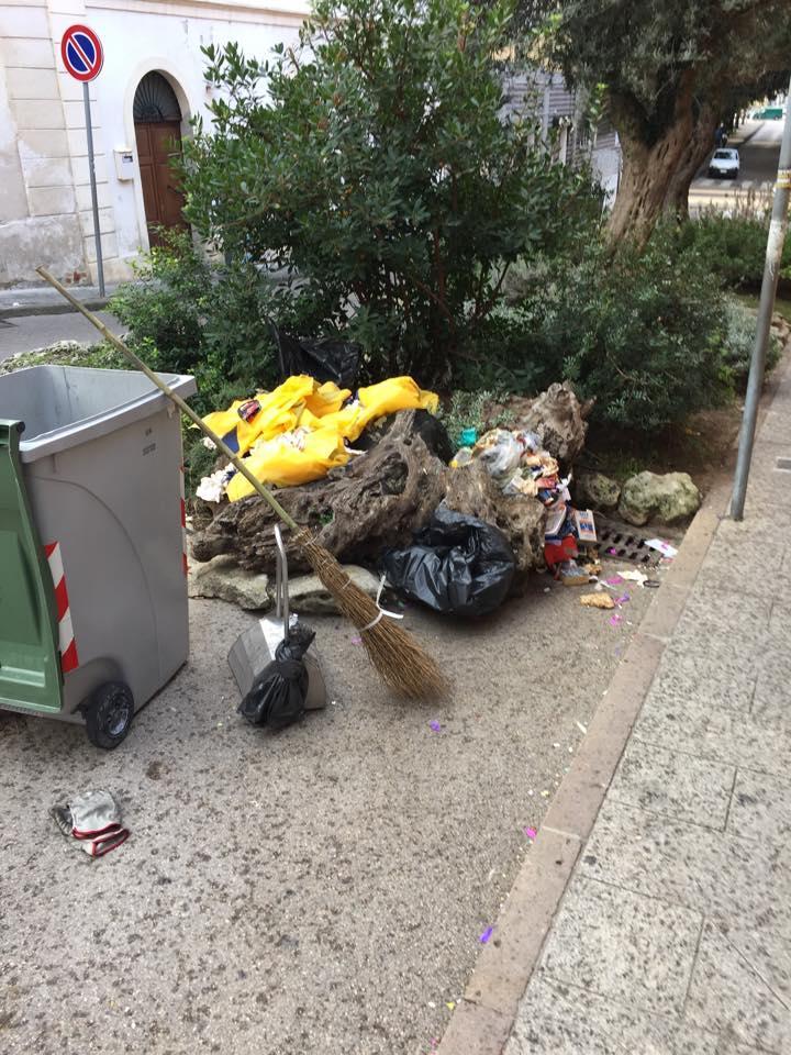 I rifiuti scaricati in via Torre Tonda