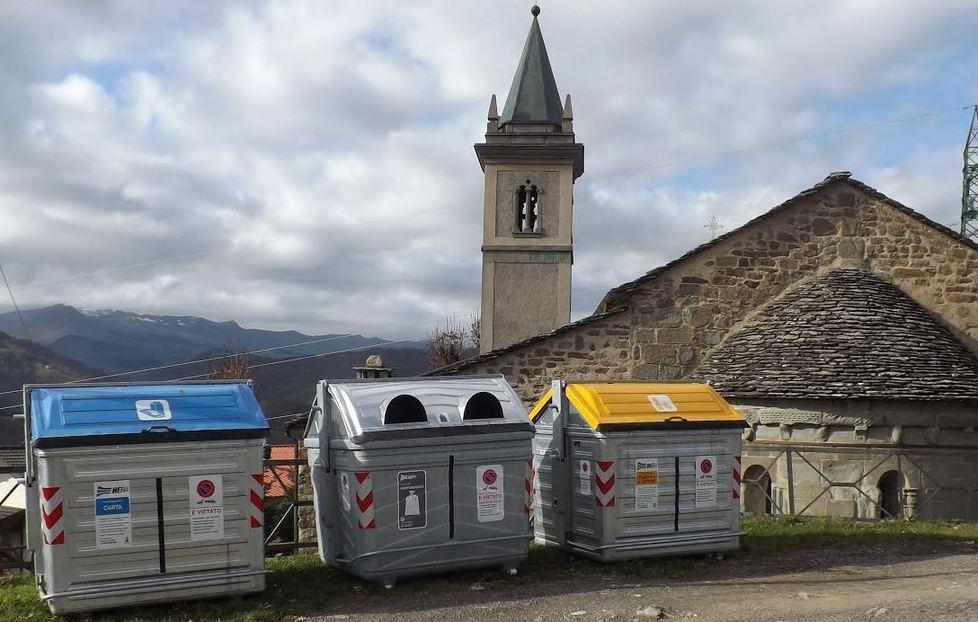 «Via i cassonetti davanti l’abside» 