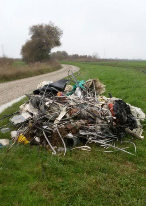 Abbandonato materiale plastico agricolo