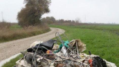 Abbandonato materiale plastico agricolo