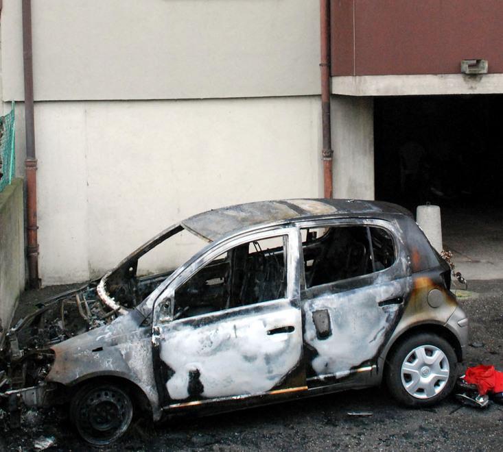 Auto brucia nel cortile Paura in un condominio 