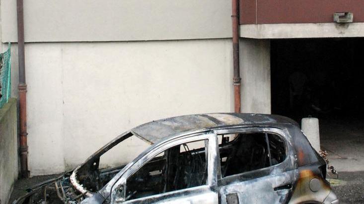 Auto brucia nel cortile Paura in un condominio