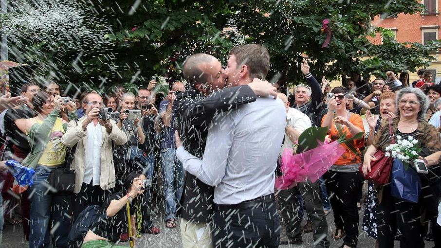 Nozze gay, sì al registro ma il centrodestra attacca