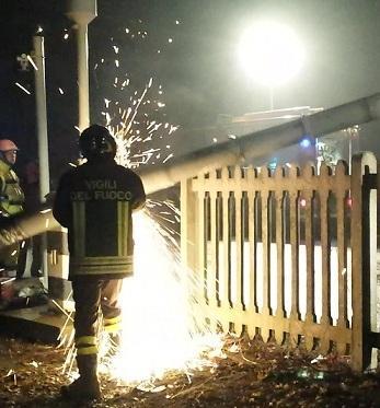Camion strappa i cavi della ferrovia 