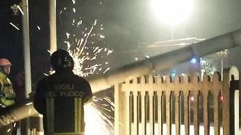 Camion strappa i cavi della ferrovia