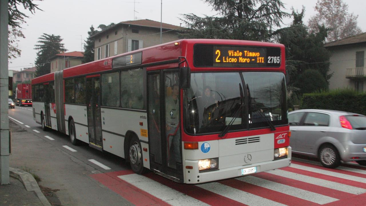 Troppi passeggeri in piedi, multato autista di Seta