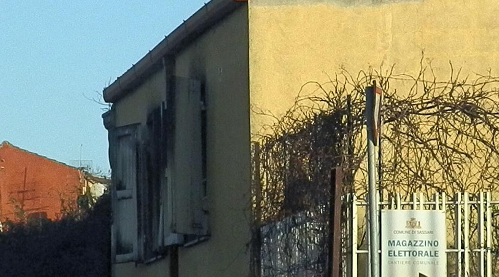 Incendio devasta una casa: fiamme di origine dolosa