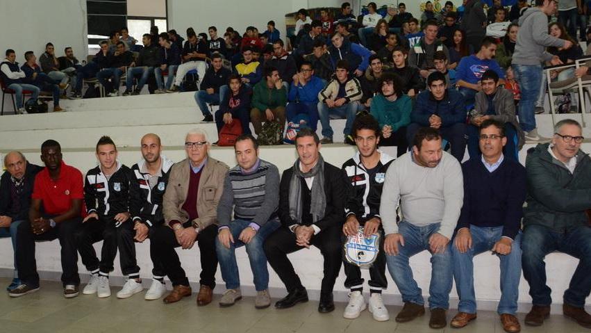 I “bianchi” abbracciano gli studenti