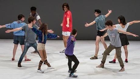 Age, nove adolescenti come impianto umano sul palco