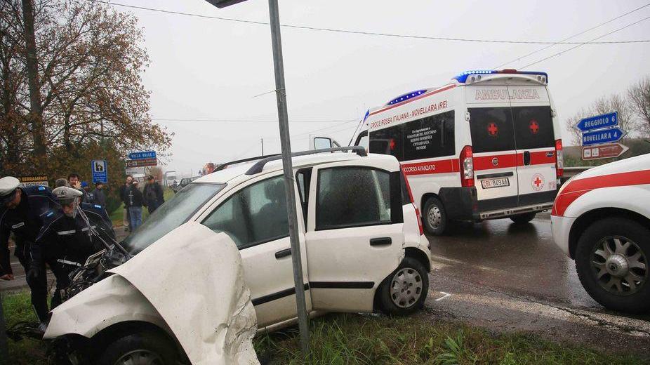 Schianto frontale, grave operaio 48enne