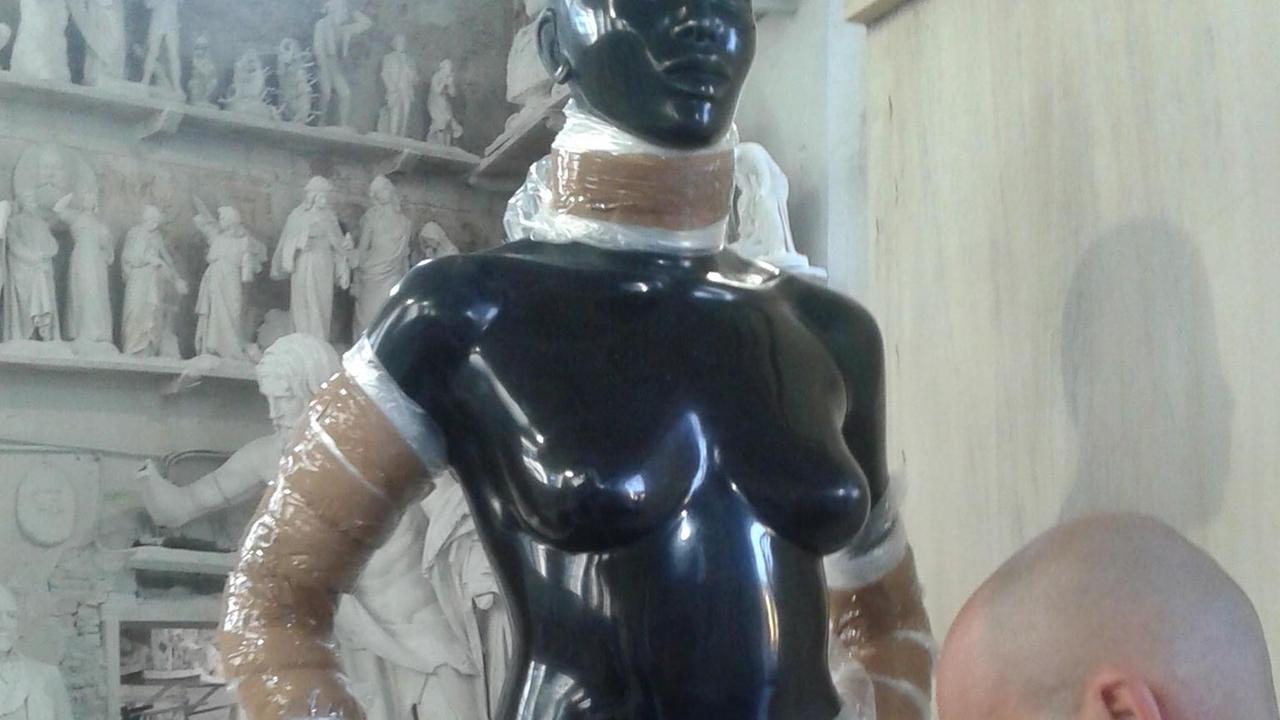 Una immagine della statua di Naomi Campbell