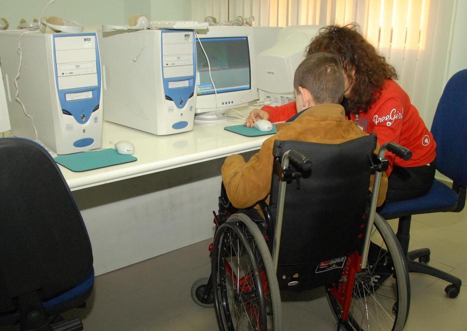 Odissea burocratica, a rischio l’assistenza di una 13enne disabile 