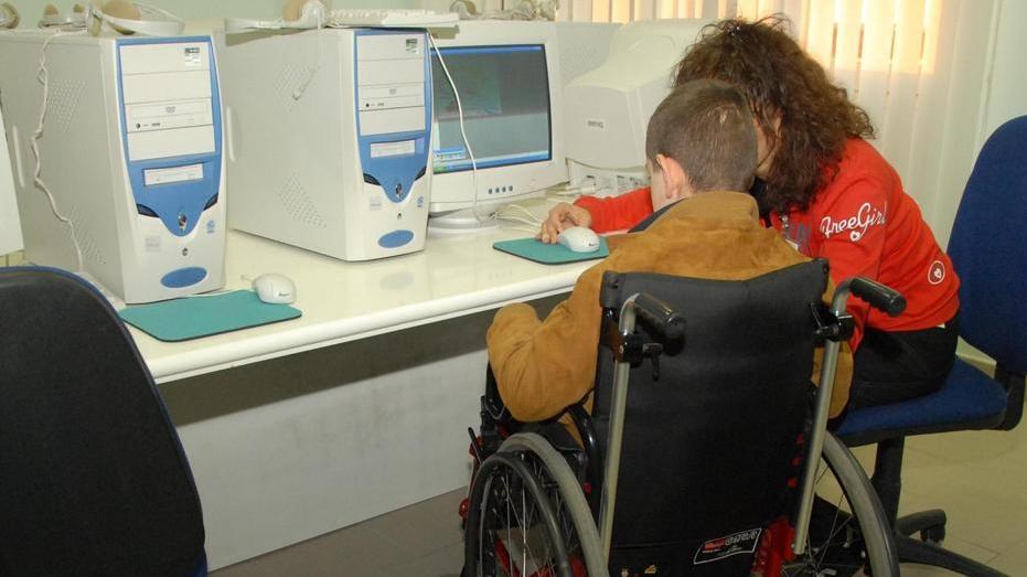 Odissea burocratica, a rischio l’assistenza di una 13enne disabile 