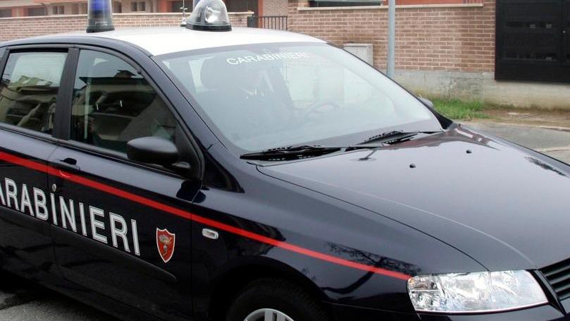 I ladri scappano all’alt e abbandonano il bottino