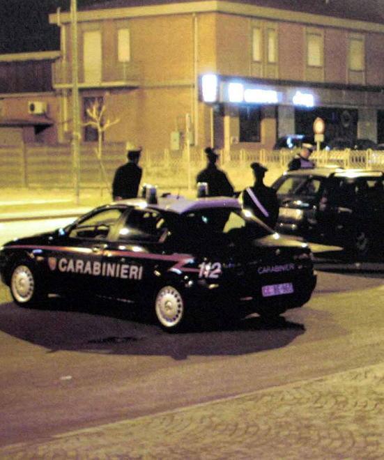 Ubriaco si scaglia contro i familiari 