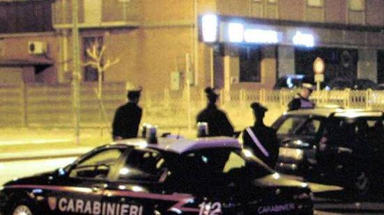 Ubriaco si scaglia contro i familiari