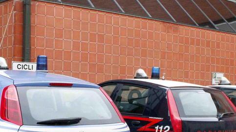 Corteggia la vicina e investe il marito