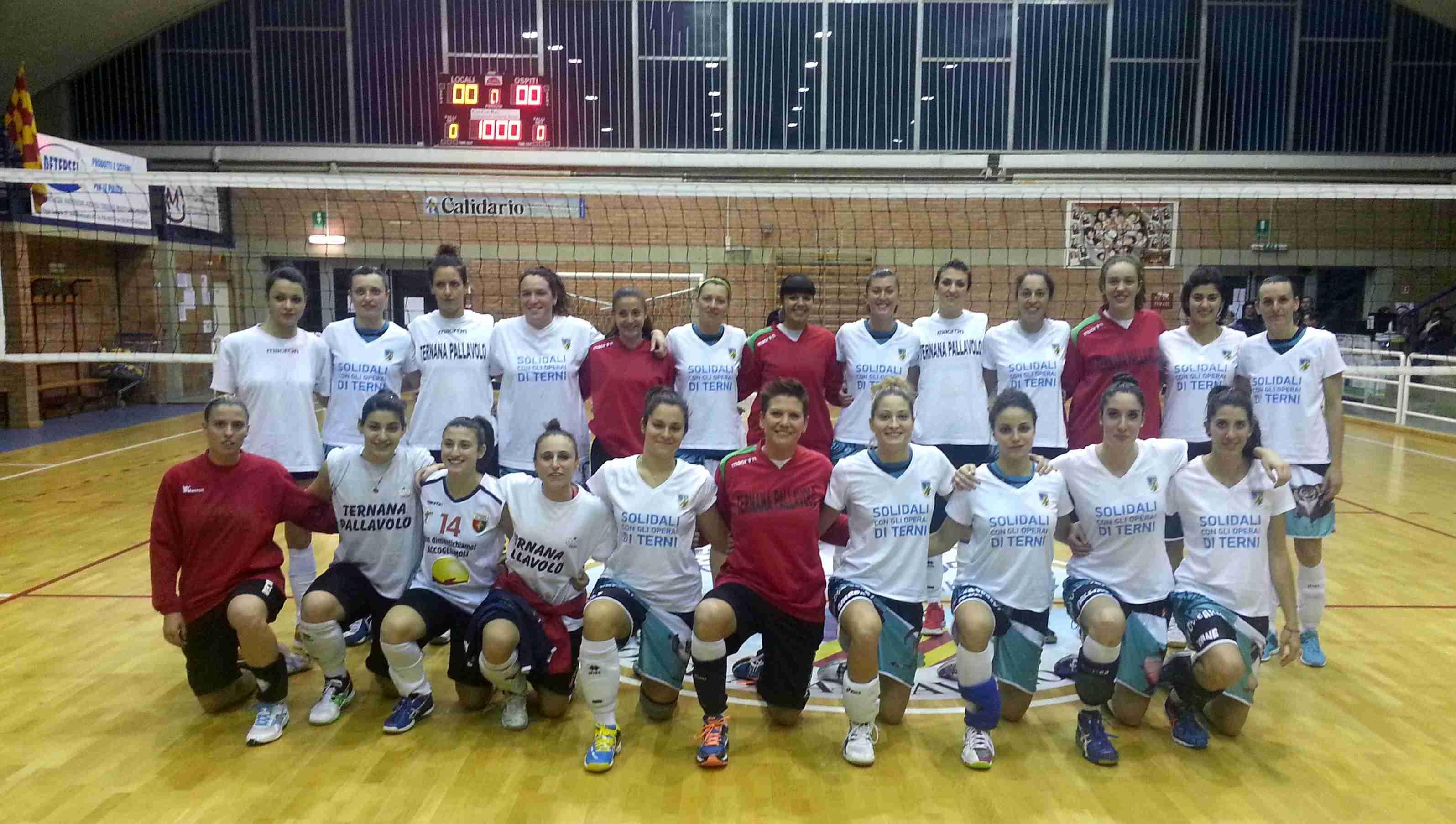 Le ragazze del Volley Riotorto con la maglietta per Terni