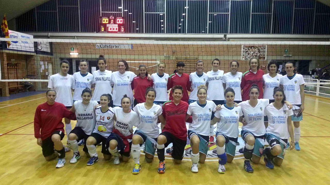 Le ragazze del Volley Riotorto con la maglietta per Terni