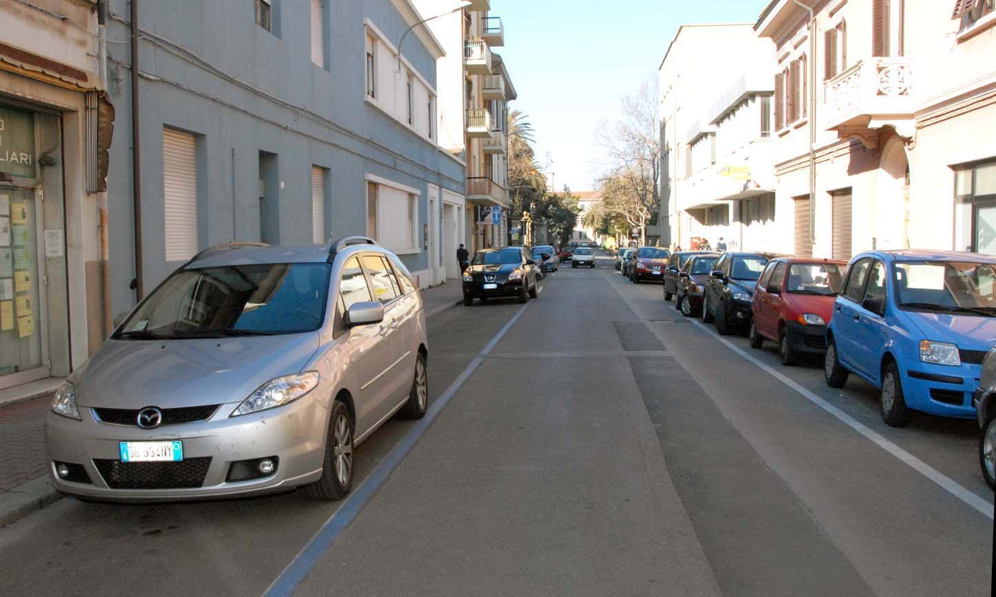 Parcheggi a pagamento in via Volta a Piombino (foto Paolo Barlettani)