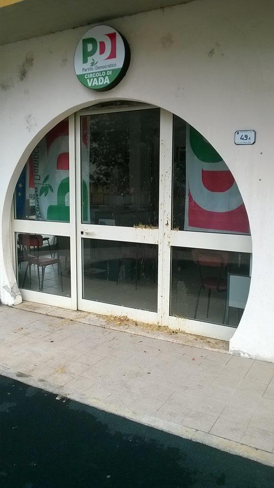 Imbrattata con il minestrone la porta del Pd di Vada