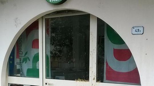 Imbrattata con il minestrone la porta del Pd di Vada