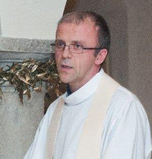 Prete colto da malore durante la messa 