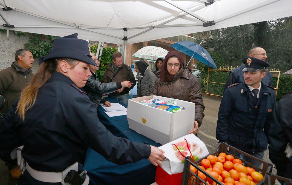 Il regalo della Polizia: cibo a duecento famiglie 