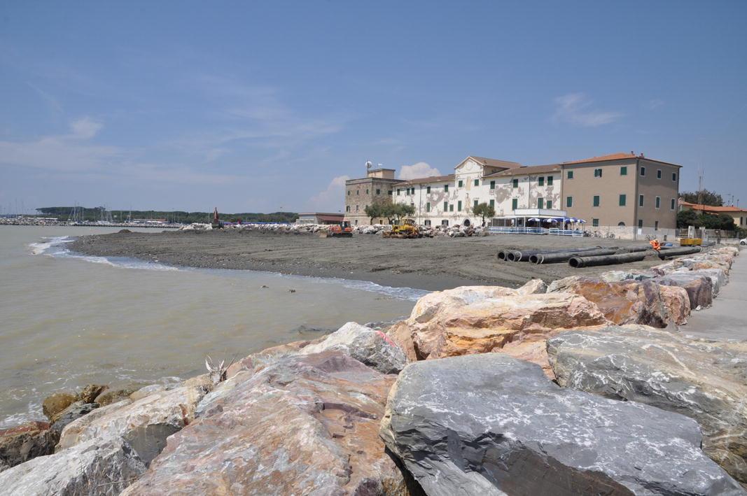 Giovane si getta in mare alla foce del fiume Cecina