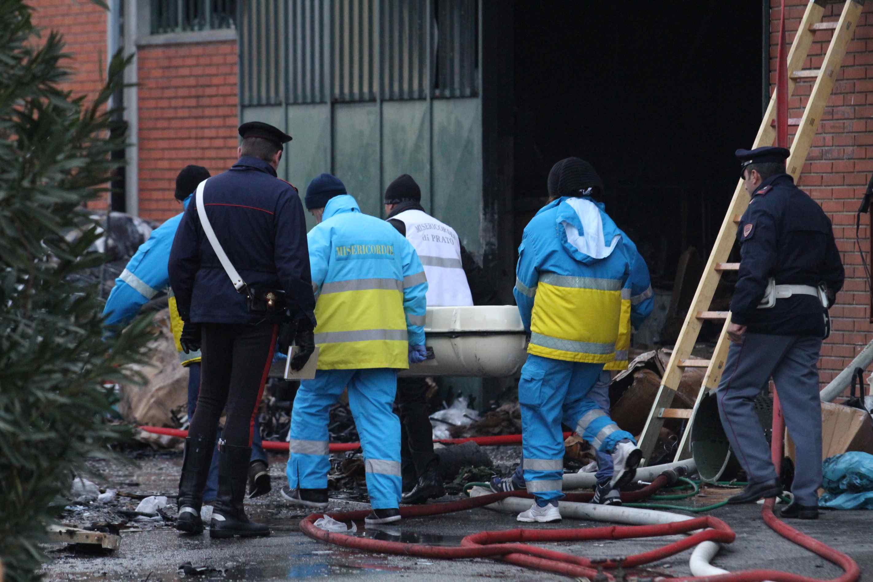 Rogo alla Teresa Moda, una delle vittime portata via dai soccorritori (foto Batavia)