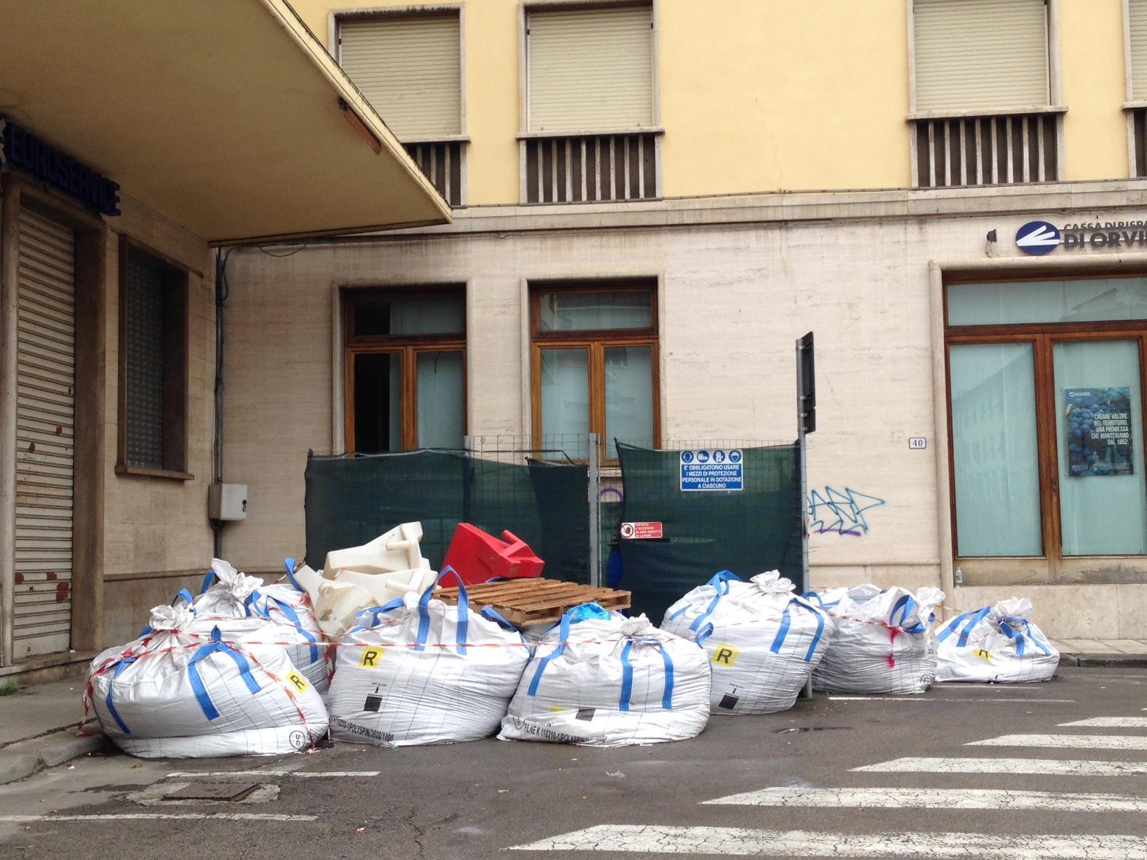 I sacchi accanto all'ingresso del parcheggio in zona Largo Barriera