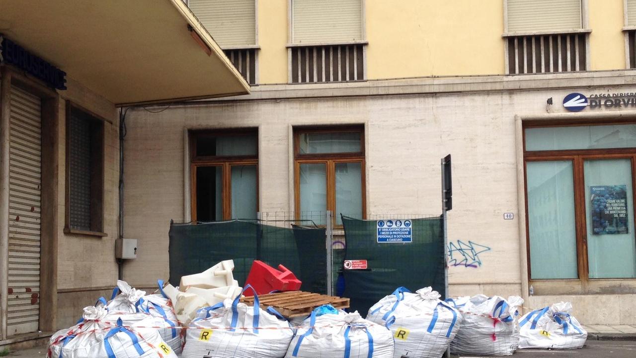 I sacchi accanto all'ingresso del parcheggio in zona Largo Barriera