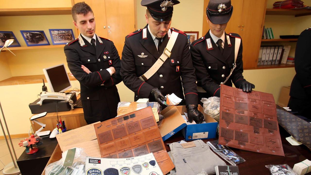 Le etichette sequestrate dai carabinieri (Foto Nucci)