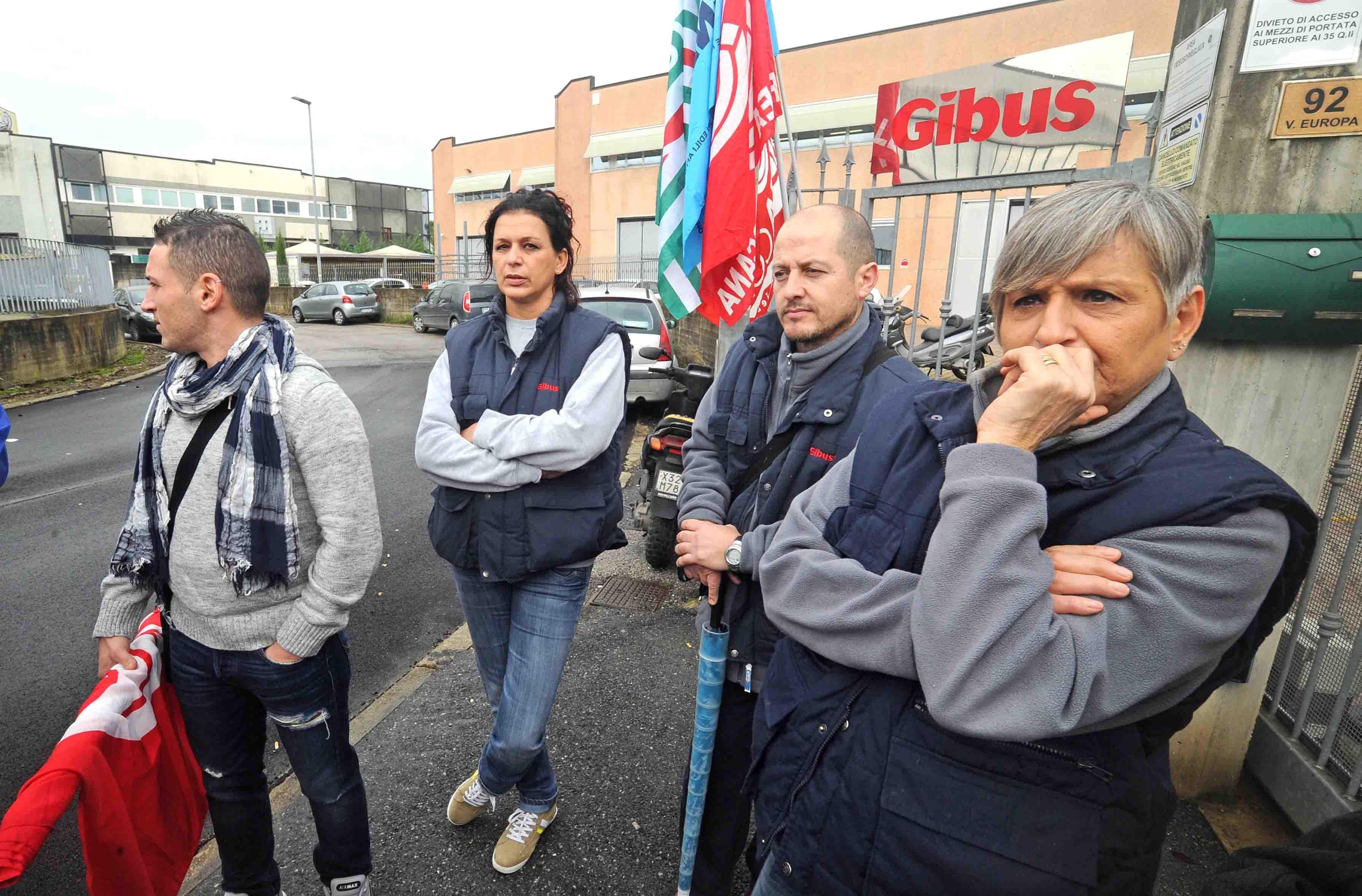 Un momento del presidio dei lavoratori Gibus a Casalguidi (foto Lorenzo Gori)