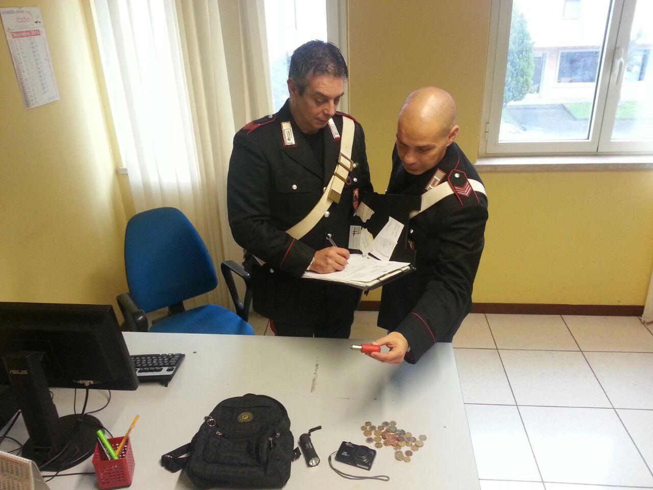 La refurtiva trovata al ladro di auto arrestato dai carabinieri