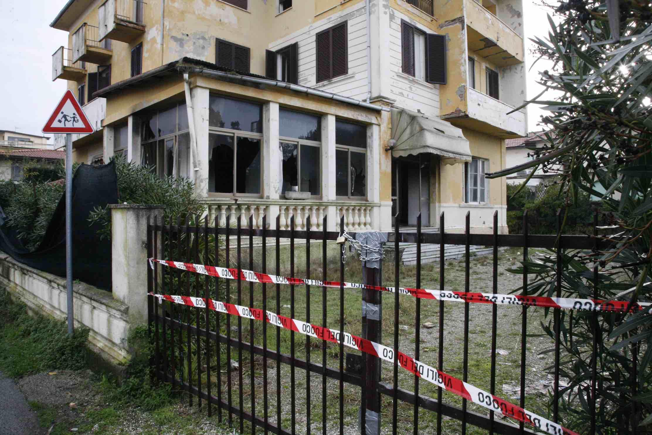 L'hotel Candia di Focette dichiarato inagibile dai vigili del fuoco dopo l'incendio